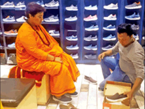 sadhvi_shoe