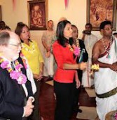 तुलसी गाबार्ड ने इस्कॉन मंदिर में दर्शन किया