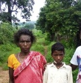 अपने ही बेटे के माथे में माँ ने दागे गर्म हसिया