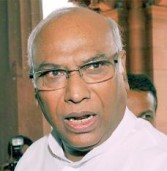 आँख,कान,नाक बंद कर चुप्पी साधे प्रधानमन्त्री मोदी-लोकसभा में बरसे खड्गे