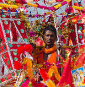 जहां मुस्लिम परिवार बनाते हैं कांवड़