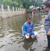 लग्जरी गाड़ी में बैठने वाले महापौर कलफ लगे कुर्ते-पाजामे में नाले में बैठे