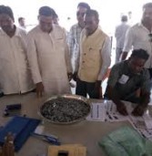 छग चुनाव : थाली में सिक्के लेकर नामांकन फार्म लेने पहुंचा उम्मीदवार
