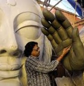 तवायफ के कोठे की मिट्टी से देवी प्रतिमा तैयार कर रहे मूर्तिकार