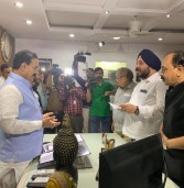 मप्र:क़िसानों की कर्जमाफी को लेकर झूठ फैलाने के विरोध में कांग्रेसी कार्यकर्ताओं ने कर्जमाफी की सूची सौंपी