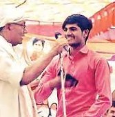 दिग्विजय के मंच पर मोदी का गुणगान