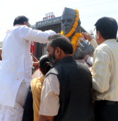जनसंपर्क मंत्री ने प्रथम प्रधानमंत्री पं. नेहरू की प्रतिमा पर किया माल्यार्पण