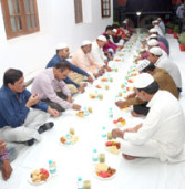 राज्यपाल ने राजभवन के कर्मचारियों को कराया रोजा अफ्तार