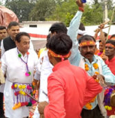 मुख्यमंत्री श्री कमल नाथ बिजावर जिला छतरपुर में आयो‍जित मोनिया महोत्सव में बुंदेलखण्ड संस्‍कृति के परिधान में लोकनृत्य में शामिल हुए।.