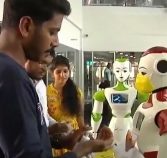 केरल : कोच्चि के गांव में रोबोट बांट रहे सेनिटाइजर