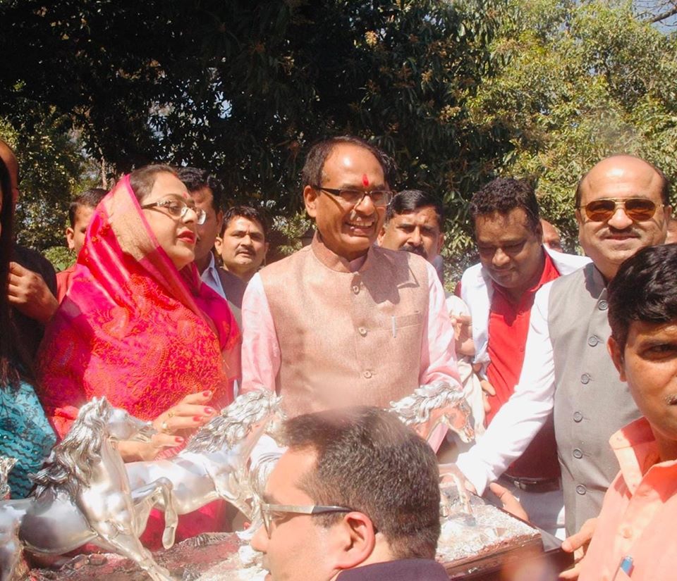 किशोर वाधवानी मुख्यमंत्री शिवराज सिंह के साथ