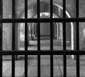 देश की जेलों में बंद 27.37 फीसदी क़ैदी अशिक्षित, 21 प्रतिशत दसवीं पास: सरकारी डेटा