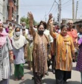 कश्मीरी पंडित कर्मचारी की हत्या के विरोध में प्रदर्शन कर रहे लोगों पर पुलिस ने किया लाठीचार्ज