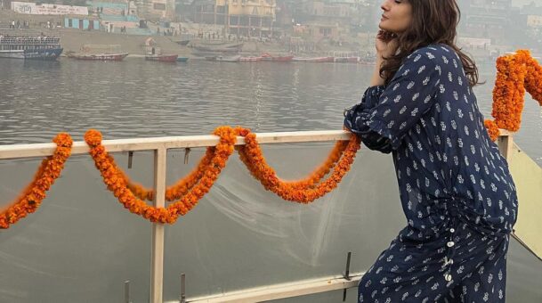वाराणसी में रवीना टंडन: नाव से देखी गंगा आरती, इंस्टाग्राम पर लिखा- इससे दिव्य कुछ नहीं हो सकता
