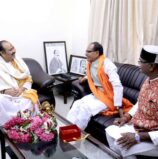 मुख्यमंत्री श्री चौहान ने प्रख्यात कथा-वाचक पंडित प्रदीप मिश्रा से लिया आशीर्वाद
