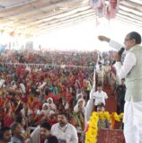 मुख्यमंत्री ने अपने हाथों से तेंदूपत्ता संग्राहक बहनों को पहनाईं चप्पलें