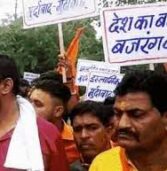 दिग्गी-कमलनाथ ने किए ट्वीट, बजरंग दल का विरोध प्रदर्शन