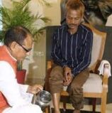मप्र: राजनैतिक कार्यकर्ता द्वारा पुनः दलित पर पेशाब किया गया,क्या इनके भी पैर धोयेंगे शिवराज