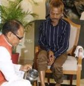 मप्र: राजनैतिक कार्यकर्ता द्वारा पुनः दलित पर पेशाब किया गया,क्या इनके भी पैर धोयेंगे शिवराज