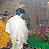 Gwalior: देवघर में बाबा मंसूर शाह की पारंपरिक पूजा करने पहुंचे मंत्री सिंधिया, फूल गिरते ही मिलता है आशीष
