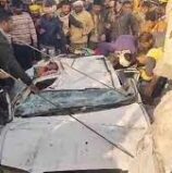 चलती कार पर पलटा ट्रक एक ही परिवार के 4 लोगों की मौत