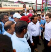 राहुल गांधी का नया कदम, पहुंचे रेलवे स्टेशन,लोको पायलट्स से मुलाकात कर जानी समस्याएं