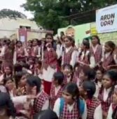 भोपाल के नूतन गर्ल्स स्कूल में प्रदर्शन,छात्राओं ने कहा कि उन्हें स्कूल में पढ़ाई की जगह साफ-सफाई करनी पड़ती है