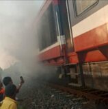 चलती ट्रेन में लगी आग, यात्रियों ने कूदकर बचाई जान