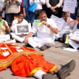 कुंभकर्ण के वेश में विधानसभा पहुंचे कांग्रेस विधायक